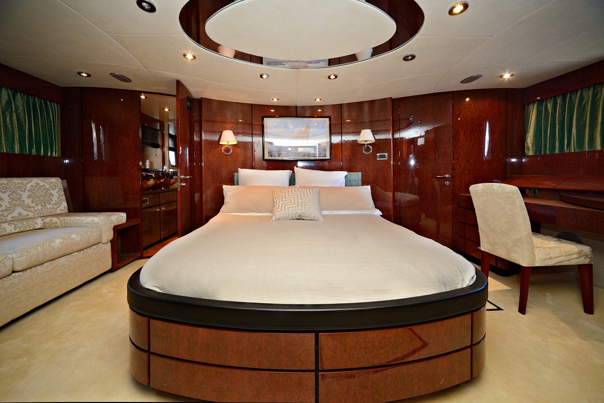 Аренда моторной яхты Fairline Squadron 74 в Москве - VIP каюта